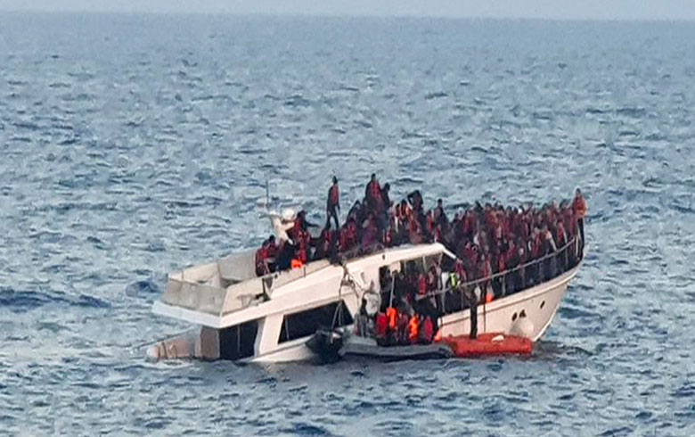 انتشال جثتين وإنقاذ أكثر من 200 مهاجر بعد غرق مركبٍ قبالة شمال لبنان