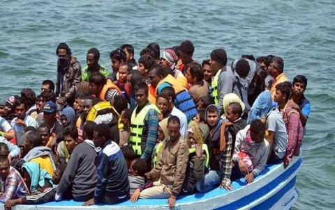 يحمل مصريين وسوريين.. غرق قارب مهاجرين قبالة تونس